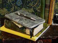 Montblanc Writers Edition               2019: Limitierte Edition Rudyard Kipling Füllfederhalter – Schreibgeräte Füllfederhalter aus 750 Gelbgold, Edelharz und platiniert und rhodiniert. – Ansicht 4