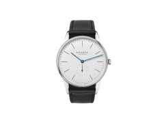 Nomos Glashütte Orion 38 Handaufzug Edelstahl 38mm weißes Zifferblatt schwarzes Zifferblatt Glasboden – Herrenuhren Uhr ohne Datum aus Edelstahl. Das Gehäuse ist rund und silber. Das Lederarmband ist schwarz. Das Zifferblatt ist ein Index in weiß.