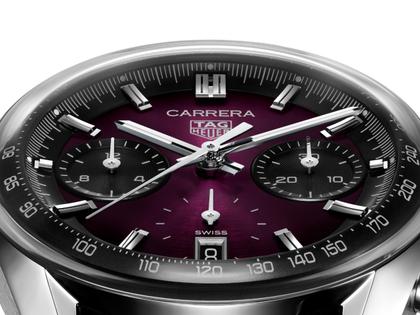 TAG Heuer Carrera Chronograph Automatik Edelstahl 39mm violettes Zifferblatt schwarzes Lederband – Herrenuhren Chronograph aus Edelstahl. Das Gehäuse ist rund und silber. Das Lederarmband ist schwarz. Das Zifferblatt ist ein Index in lila. – Ansicht 4