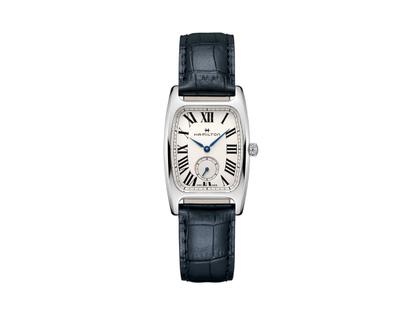 Hamilton American Classic Boulton Small Second Quartz Edelstahl 27x31mm weißes Zifferblatt blaues Lederband – Herrenuhren Uhr ohne Datum aus Edelstahl. Das Gehäuse ist rechteckig und silber. Das Lederarmband ist blau. Das Zifferblatt ist römisch und weiß.
