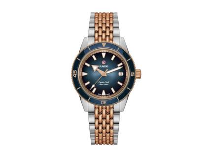Rado Captain Cook Automatik Edelstahl Roségold-PVD 39mm blaues Zifferblatt Metallband – Herrenuhren Uhr mit Datum aus Edelstahl, Keramik und PVD beschichtet. Das Gehäuse ist rund und silber. Das Edelstahlarmband ist silber-roségold. Das Zifferblatt ist ein Index in blau.