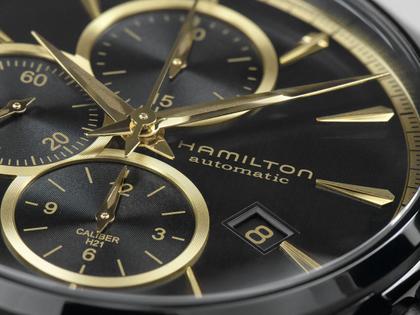 Hamilton Jazzmaster Auto Chrono Edelstahl PVD-Schwarz 42mm schwarz-goldenes Zifferblatt schwarzes Lederband – Herrenuhren Chronograph aus Edelstahl, Leder und PVD beschichtet. Das Gehäuse ist rund und schwarz. Das Lederarmband ist schwarz. Das Zifferblatt ist ein Index in schwarz. – Ansicht 4