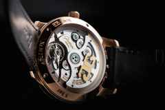 Glashütte Original Senator Excellence Automatik Rotgold 40mm helles Zifferblatt schwarzes Lederband – Herrenuhren Uhr ohne Datum aus 750 Rotgold. Das Gehäuse ist rund und roségold. Das Lederarmband Kroko / Alligator ist schwarz. Das Zifferblatt ist römisch Index und silber. – Ansicht 3