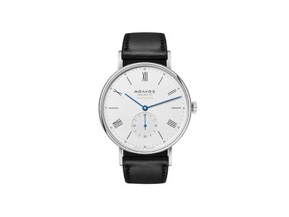 Nomos Glashütte Ludwig neomatik 39 Automatik Edelstahl weißes Zifferblatt schwarzes Lederband – Herrenuhren Uhr ohne Datum aus Edelstahl. Das Gehäuse ist rund und silber. Das Lederarmband ist schwarz. Das Zifferblatt ist arabisch Index und weiß.