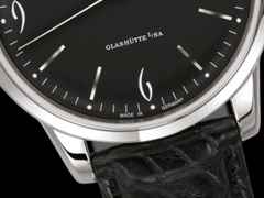 Glashütte Original Sixties Automatik Edelstahl 39mm schwarzes Zifferblatt schwarzes Lederband – Herrenuhren Uhr ohne Datum aus Edelstahl. Das Gehäuse ist rund und silber. Das Lederarmband Kroko / Alligator ist schwarz. Das Zifferblatt ist arabisch Index und schwarz. – Ansicht 2