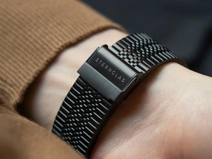 Sternglas Naos Edition Bauhaus III Quarz Edelstahl Schwarz-PVD 38mm weißes Zifferblatt Metallband – Herrenuhren Uhr mit Datum aus Edelstahl, Leder und PVD beschichtet. Das Gehäuse ist rund und schwarz. Das Edelstahlarmband ist schwarz. Das Zifferblatt ist arabisch Index und weiß. – Ansicht 9