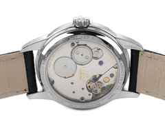 Union Glashütte 1893 Johannes Dürrstein Edition Gangreserve Handaufzug Edelstahl 41mm Lederband D007.456.16.082.00 Full Set mit Garantie Occasion – Herrenuhren Uhr mit Datum aus Edelstahl. Das Gehäuse ist rund und silber. Das Lederarmband ist blau. Das Zifferblatt ist arabisch Index und grau. – Ansicht 2