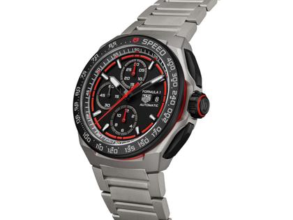 TAG Heuer Formula 1 Chronograph Automatik Titan 44mm schwarzes Zifferblatt Titanband – Herrenuhren Chronograph aus Aluminium, DLC beschichtet, Kautschuk und Titan. Das Gehäuse ist rund und grau. Das Titanarmband ist grau. Das Zifferblatt ist ein Index in schwarz. – Ansicht 2