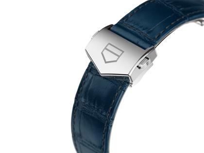 TAG Heuer Monaco Chronograph Automatik Edelstahl 39mm blaues Zifferblatt blaues Lederband – Herrenuhren Chronograph aus Edelstahl. Das Gehäuse ist rechteckig und silber. Das Lederarmband Kroko / Alligator ist blau. Das Zifferblatt ist ein Index in blau. – Ansicht 4