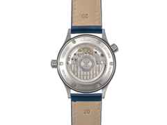 Sinn Spezialuhren 6068 B Frankfurter Finanzplatzuhr Automatik Edelstahl 38,5mm blaues Zifferblatt blaues Lederband – Herrenuhren Uhr mit Datum aus Edelstahl und Leder. Das Gehäuse ist rund und silber. Das Lederarmband ist blau. Das Zifferblatt ist arabisch Index und blau. – Ansicht 3