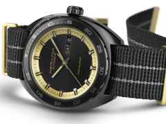 Hamilton American Classic Pan Europ Day Date Automatik Edelstahl schwarz beschichtet schwarz Lederband schwarz – Herrenuhren Uhr mit Datum aus Edelstahl und Leder. Das Gehäuse ist rund und schwarz. Das Lederarmband ist schwarz. Das Zifferblatt ist ein Index in schwarz. – Ansicht 6
