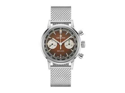 Hamilton American Classic Intra-Matic Chronograph H Handaufzug Edelstahl 40mm braunes Zifferblatt braunes Lederband – Herrenuhren Chronograph aus Edelstahl. Das Gehäuse ist rund und silber. Das Lederarmband ist braun. Das Zifferblatt ist ein Index in braun. – Ansicht 2