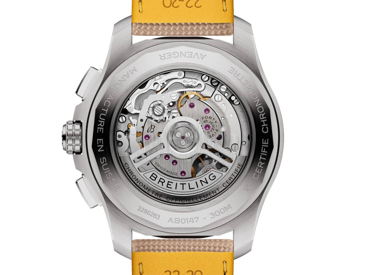 Breitling Avenger B01 Chronograph 44 Automatik Edelstahl sandfarbenes Zifferblatt sandfarbenes Lederband – Herrenuhren Chronograph aus Edelstahl und Leder. Das Gehäuse ist rund und silber. Das Lederarmband ist beige. Das Zifferblatt ist ein Index in beige. – Ansicht 4