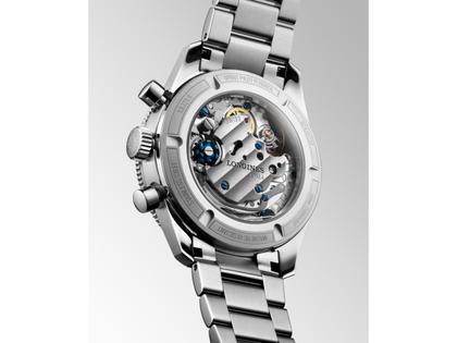 Longines Spirit Pilot Flyback Chronograph Handaufzug Edelstahl 39,5mm schwarzes Zifferblatt Metallband – Herrenuhren Chronograph aus Edelstahl. Das Gehäuse ist rund und silber. Das Edelstahlarmband ist silber. Das Zifferblatt ist arabisch und schwarz. – Ansicht 3