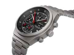 Porsche Design Chronograph 1 - Utility Hodinkee 2026 Limited Edition Automatik Titan 41mm schwarzes Zifferblatt Titanband und Lederband – Herrenuhren Chronograph aus Leder, Titan und Titancarbid beschichtet. Das Gehäuse ist rund und grau. Das Titanarmband ist grau. Das Zifferblatt ist ein Index in schwarz. – Ansicht 5