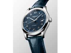 Longines Master Collection Automatik Edelstahl 41mm blaues Zifferblatt blaues Lederband – Herrenuhren Uhr mit Datum aus Edelstahl und Leder. Das Gehäuse ist rund und silber. Das Lederarmband ist blau. Das Zifferblatt ist arabisch und blau. – Ansicht 3