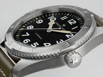 Hamilton Khaki Field Expedition Automatik Edelstahl 41mm schwarzes Zifferblatt olivgrünes Lederband – Herrenuhren Uhr ohne Datum aus Edelstahl und Leder. Das Gehäuse ist rund und silber. Das Lederarmband ist grün. Das Zifferblatt ist arabisch und schwarz. – Ansicht 4
