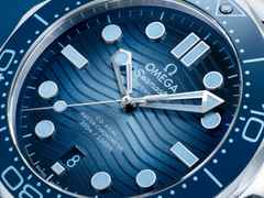 Omega Seamaster Diver 300M Automatik Edelstahl 42mm blaues Zifferblatt Metallband Summer Blue – Herrenuhren Uhr mit Datum aus Edelstahl und Keramik. Das Gehäuse ist rund und silber. Das Edelstahlarmband ist silber. Das Zifferblatt ist ein Index in blau. – Ansicht 3