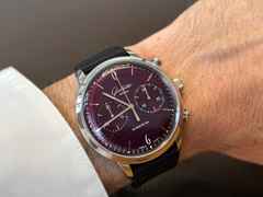 Glashütte Original Sixties Chronograph Jahresedition 2026 Automatik Edelstahl 42mm violettes Zifferblatt schwarzes Textilband – Herrenuhren Chronograph aus Edelstahl. Das Gehäuse ist rund und silber. Das Textilarmband ist schwarz. Das Zifferblatt ist arabisch Index und lila. – Ansicht 10