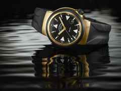 Mühle Glashütte S.A.R. Rescue-Timer Gold Limited Edition Automatik Gelbgold 42mm schwarzes Zifferblatt schwarzes Kautschukband – Herrenuhren Uhr mit Datum aus 750 Gelbgold, Edelstahl und PVD beschichtet. Das Gehäuse ist rund und gelbgold. Das Kautschuk / Kunststoff / Silikon Armband ist schwarz. Das Zifferblatt ist ein Index in schwarz. – Ansicht 4