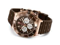 Breitling Super Chronomat B01 44 Automatik Rotgold braunes Zifferblatt braunes Kautschukband – Herrenuhren Chronograph aus 750 Rotgold. Das Gehäuse ist rund und roségold. Das Kautschuk / Kunststoff / Silikon Armband ist roségold. Das Zifferblatt ist ein Index in braun. – Ansicht 3