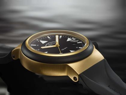 Mühle Glashütte S.A.R. Rescue-Timer Gold Limited Edition Automatik Gelbgold 42mm schwarzes Zifferblatt schwarzes Kautschukband – Herrenuhren Uhr mit Datum aus 750 Gelbgold, Edelstahl und PVD beschichtet. Das Gehäuse ist rund und gelbgold. Das Kautschuk / Kunststoff / Silikon Armband ist schwarz. Das Zifferblatt ist ein Index in schwarz. – Ansicht 5