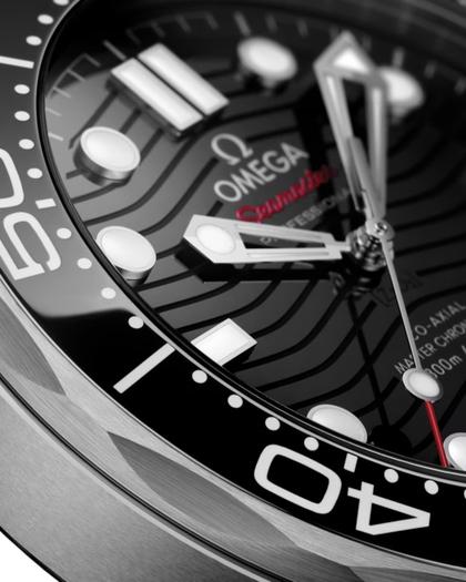 Omega Seamaster Diver 300M Automatik Edelstahl 42mm schwarzes Zifferblatt schwarzes Kautschukband – Herrenuhren Uhr mit Datum aus Edelstahl und Keramik. Das Gehäuse ist rund und silber. Das Kautschuk / Kunststoff / Silikon Armband ist schwarz. Das Zifferblatt ist ein Index in schwarz. – Ansicht 4