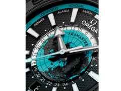 Omega Seamaster Planet Ocean 600M Automatik Edelstahl Schwarz-DLC 45,5mm schwarzes Zifferblatt schwarzes Kautschukband – Herrenuhren Uhr mit Datum aus DLC beschichtet, Edelstahl, Kautschuk und Keramik. Das Gehäuse ist rund und schwarz. Das Kautschuk / Kunststoff / Silikon Armband ist schwarz. Das Zifferblatt ist ein Index in schwarz. – Ansicht 4