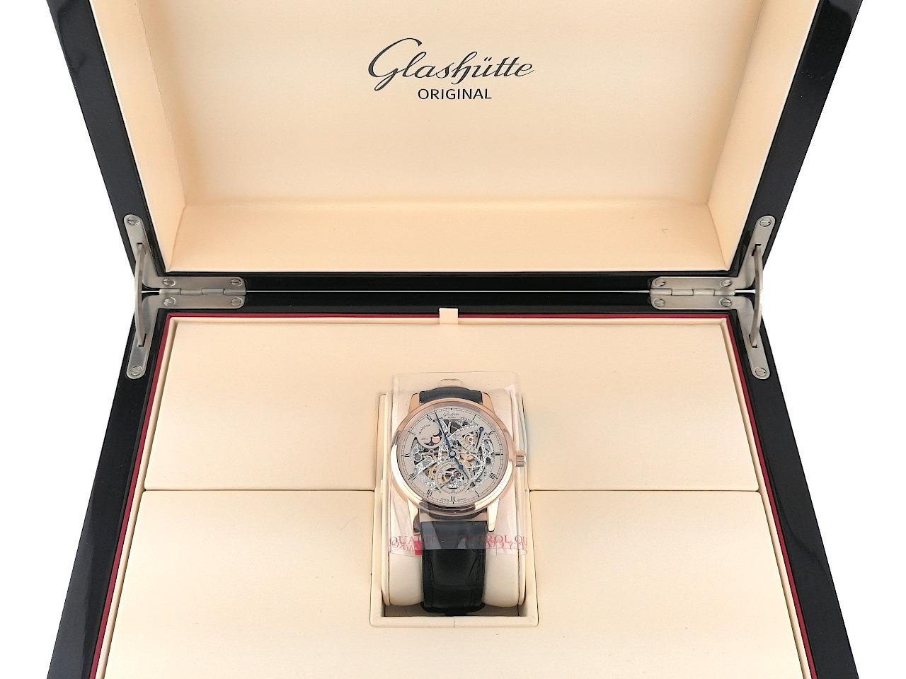 Glashütte Original Senator Mondphase Skelettierte Edition Handaufzug Rotgold 42mm skelettiertes Zifferblatt schwarzes Lederband Limited Edition 1-49-13-15-15-04 Full Set, Service 2025 mit Garantie, Occasion – Herrenuhren Uhr ohne Datum aus 750 Rotgold. Das Gehäuse ist rund und rotgold. Das Lederarmband Kroko / Alligator ist schwarz. Das Zifferblatt ist römisch Index und silber. – Ansicht 6