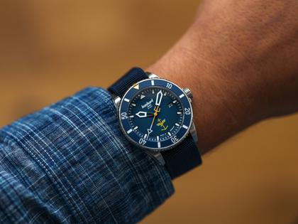 Hanhart Fly Navy Aerosphere MFG3 Automatik Edelstahl 42mm blaues Zifferblatt blaues Textilband limitiert – Herrenuhren Uhr mit Datum aus Edelstahl und Keramik. Das Gehäuse ist rund und silber. Das Textilarmband ist blau. Das Zifferblatt ist arabisch und blau. – Ansicht 9