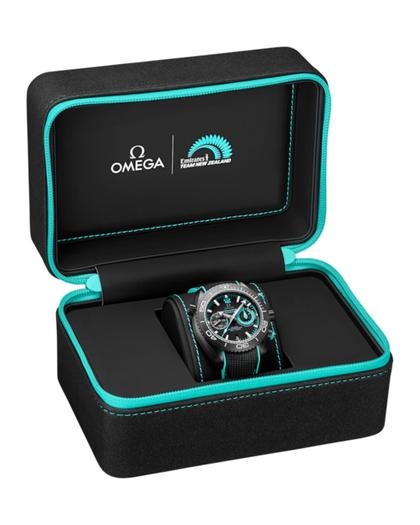 Omega Seamaster Planet Ocean 600M Chronograph ETNZ Deep Black Automatik Keramik 45,5mm schwarzes Zifferblatt schwarz türkises Kautschukband – Herrenuhren Chronograph aus Edelstahl, Kautschuk und Keramik. Das Gehäuse ist rund und schwarz. Das Kautschuk / Kunststoff / Silikon Armband ist schwarz. Das Zifferblatt ist arabisch Index und schwarz. – Ansicht 2