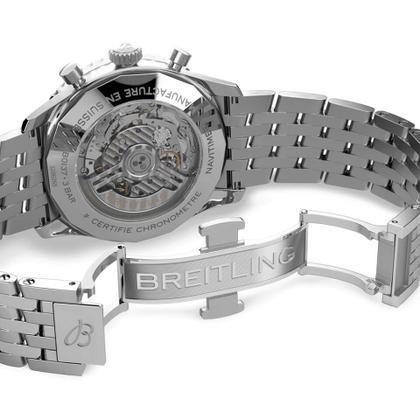 Breitling Navitimer B01 Chronograph 46 Edelstahl blaues Zifferblatt Metallband – Herrenuhren Chronograph aus Edelstahl. Das Gehäuse ist rund und silber. Das Edelstahlarmband ist silber. Das Zifferblatt ist ein Index in blau. – Ansicht 3