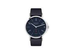 Nomos Glashütte Ahoi neomatik 38 Datum Atlantik Automatik Edelstahl dunkelblaues Zifferblatt dunkelblaues Textilband Glasboden – Herrenuhren Uhr mit Datum aus Edelstahl. Das Gehäuse ist rund und silber. Das Textilarmband ist blau. Das Zifferblatt ist arabisch Index und blau.