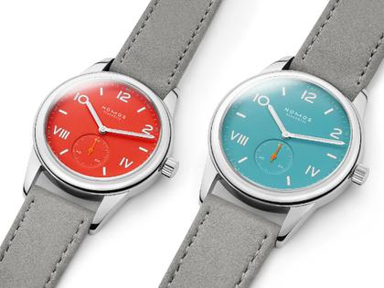 Nomos Glashütte Club Campus 38 Endless Blue Handaufzug Edelstahl blaues Zifferblatt graues Lederband Glasboden – Herrenuhren Uhr ohne Datum aus Edelstahl und Leder. Das Gehäuse ist rund und silber. Das Lederarmband ist grau. Das Zifferblatt ist arabisch römisch und türkis. – Ansicht 4