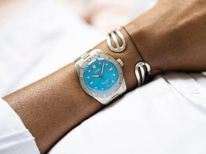 Oris Divers Sixty-Five Cotton Candy Automatik Edelstahl 38mm blaues Zifferblatt Metallband – Damenuhren Uhr mit Datum aus Edelstahl. Das Gehäuse ist rund und silber. Das Edelstahlarmband ist silber. Das Zifferblatt ist ein Index in blau. – Ansicht 3