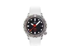 Sinn Spezialuhren U50 Taucheruhr Automatik U-Boot-Stahl 41mm schwarzes Zifferblatt weißes Silikonband – Herrenuhren Uhr mit Datum aus Edelstahl. Das Gehäuse ist rund und silber. Das Kautschuk / Kunststoff / Silikon Armband ist weiß. Das Zifferblatt ist ein Index in schwarz.