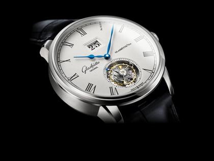 Glashütte Original Senator Alfred Helwig Tourbillon Automatik Weißgold 42mm weißes Zifferblatt blaues Lederband Limited Edition – Herrenuhren Uhr mit Datum aus 750 Weißgold. Das Gehäuse ist rund und silber. Das Lederarmband Kroko / Alligator ist blau. Das Zifferblatt ist römisch und silber. – Ansicht 2