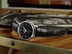 Longines Heritage Flagship Automatik Edelstahl 38,5mm schwarzes Zifferblatt schwarzes Zifferblatt – Herrenuhren Uhr mit Datum aus Edelstahl. Das Gehäuse ist rund und silber. Das Lederarmband Kroko / Alligator ist schwarz. Das Zifferblatt ist ein Index in schwarz. – Ansicht 5