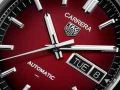 TAG Heuer Carrera Day-Date Automatik Edelstahl 41mm rotes Zifferblatt Metallband – Herrenuhren Uhr mit Datum aus Edelstahl. Das Gehäuse ist rund und silber. Das Edelstahlarmband ist silber. Das Zifferblatt ist ein Index in rot. – Ansicht 4
