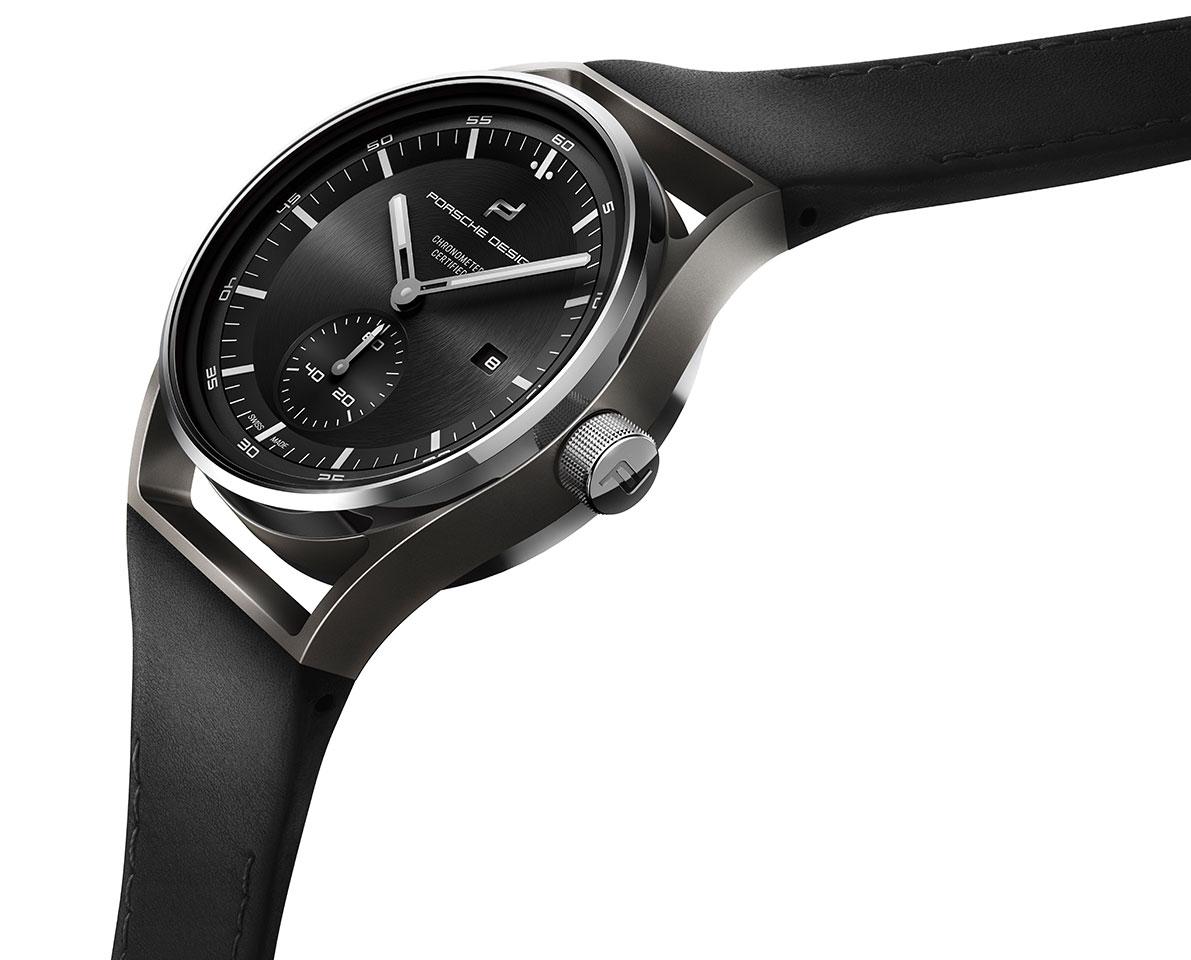 Porsche Design Sport Chrono Subsecond 42 Titan schwarzes Lederband – Herrenuhren Uhr mit Datum aus Titan. Das Gehäuse ist rund und silber. Das Lederarmband ist schwarz. Das Zifferblatt ist ein Index in schwarz. – Ansicht 3