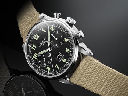 Glashütte Original Senator Chronograph Navigator Automatik Edelstahl 41mm schwarzes Zifferblatt beiges Textilband – Herrenuhren Chronograph aus Edelstahl. Das Gehäuse ist rund und silber. Das Textilarmband ist beige. Das Zifferblatt ist arabisch und schwarz. – Ansicht 6