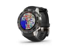 Garmin MARQ Aviator digital  Performance Edition schwarzes Silikonband – Herrenuhren Uhr Multifunktion aus Titan. Das Gehäuse ist rund und grau. Das Kautschuk / Kunststoff / Silikon Armband ist schwarz. Das Zifferblatt ist digital und schwarz. – Ansicht 2