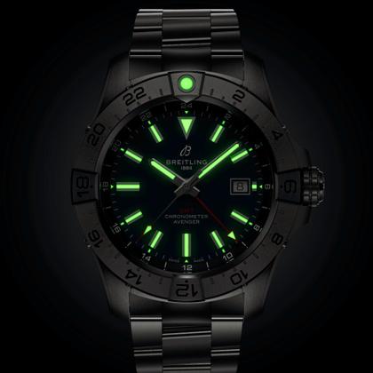 Breitling Avenger GMT 44 Automatik Edelstahl blaues Zifferblatt Metallband – Herrenuhren Uhr mit Datum aus Edelstahl. Das Gehäuse ist rund und silber. Das Edelstahlarmband ist silber. Das Zifferblatt ist ein Index in blau. – Ansicht 6