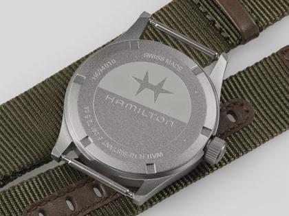 Hamilton Khaki Field Quartz Edelstahl 38mm schwarzes Zifferblatt grünes NATO-Textilband – Herrenuhren Uhr ohne Datum aus Edelstahl. Das Gehäuse ist rund und grau. Das Textilarmband ist grün. Das Zifferblatt ist ein Index in schwarz. – Ansicht 3