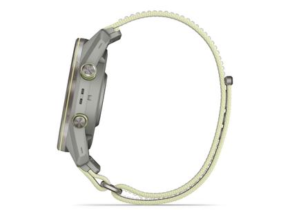 Garmin Approach S72 Titan Grau-DLC 47mm digitales Display graues Textilband – Herrenuhren Uhr Multifunktion aus Keramik und Kunststoff. Das Gehäuse ist rund und grau. Das Textilarmband ist grau. Das Zifferblatt ist digital und schwarz. – Ansicht 3