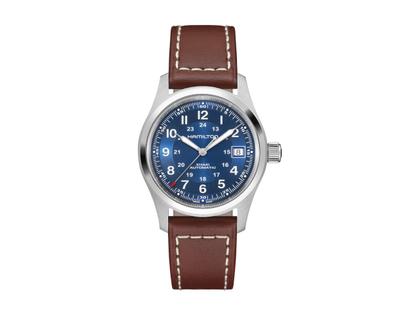 Herrenuhren Uhr ohne Datum aus Edelstahl und Leder. Das Gehäuse ist rund und silber. Das Lederarmband ist braun. Das Zifferblatt ist arabisch und blau.