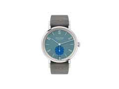 Nomos Glashütte Tangente 38 Datum "175 Years Watchmaking - Super Sardine" Handaufzug Edelstahl blaues Zifferblatt graues Textilband Glasboden – Herrenuhren Uhr mit Datum aus Edelstahl. Das Gehäuse ist rund und silber. Das Textilarmband ist grau. Das Zifferblatt ist arabisch Index und blau.
