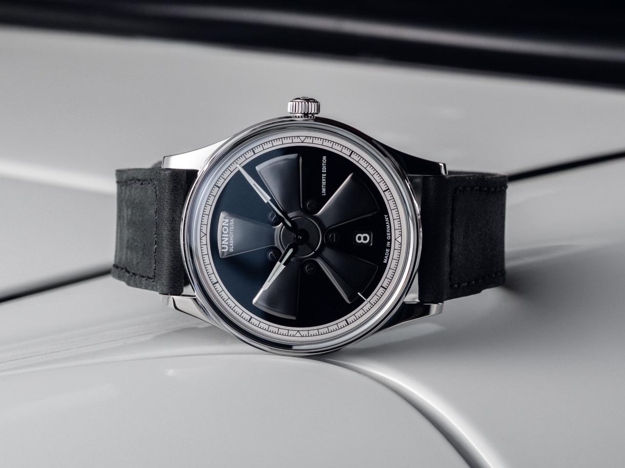 Union Glashütte Noramis Datum Petro Surf 2026 Limitierte Edition Automatik Edelstahl 40mm Felgendesign Zifferblatt schwarzes Lederband – Herrenuhren Uhr mit Datum aus Edelstahl und Leder. Das Gehäuse ist rund und silber. Das Lederarmband ist schwarz. Das Zifferblatt ist ohne Zeichen und schwarz. – Ansicht 8