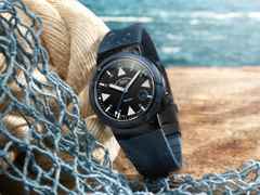 Mühle Glashütte S.A.R. Rescue-Timer Edition 1994 Automatik Edelstahl Schwarz-PVD 42mm schwarzes Zifferblatt blaues Kautschukband – Herrenuhren Uhr mit Datum aus Edelstahl, Kautschuk und PVD beschichtet. Das Gehäuse ist rund und schwarz. Das Kautschuk / Kunststoff / Silikon Armband ist blau. Das Zifferblatt ist ein Index in schwarz. – Ansicht 7