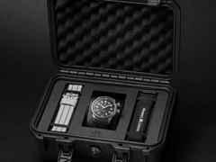 Maurice Lacroix Pontos S Diver Automatik Edelstahl 42mm schwarzes Zifferblatt schwarzes Kautschukband – Herrenuhren Uhr mit Datum aus Edelstahl und Kautschuk. Das Gehäuse ist rund und silber. Das Kautschuk / Kunststoff / Silikon Armband ist schwarz. Das Zifferblatt ist ein Index in schwarz. – Ansicht 7